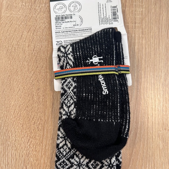 Everyday Cozy Traditional Snowflake Crew Socks - Picture 3 of 4